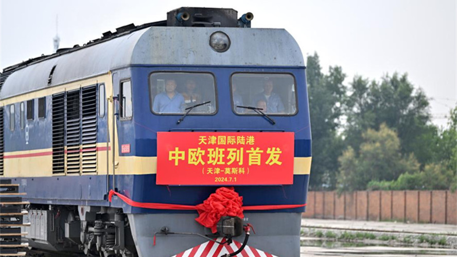 Nordchinas Tianjin er?ffnet China-Europa-Güterzugstrecke                    Ein China-Europa-Güterzug f?hrt am 1. Juli 2024 vom Tianjin International Land Port im nordchinesischen Tianjin nach Russland ab. Der Güterzug nach Moskau markierte damit den Start der China-Europa-Güterzugstrecke des Landhafens.